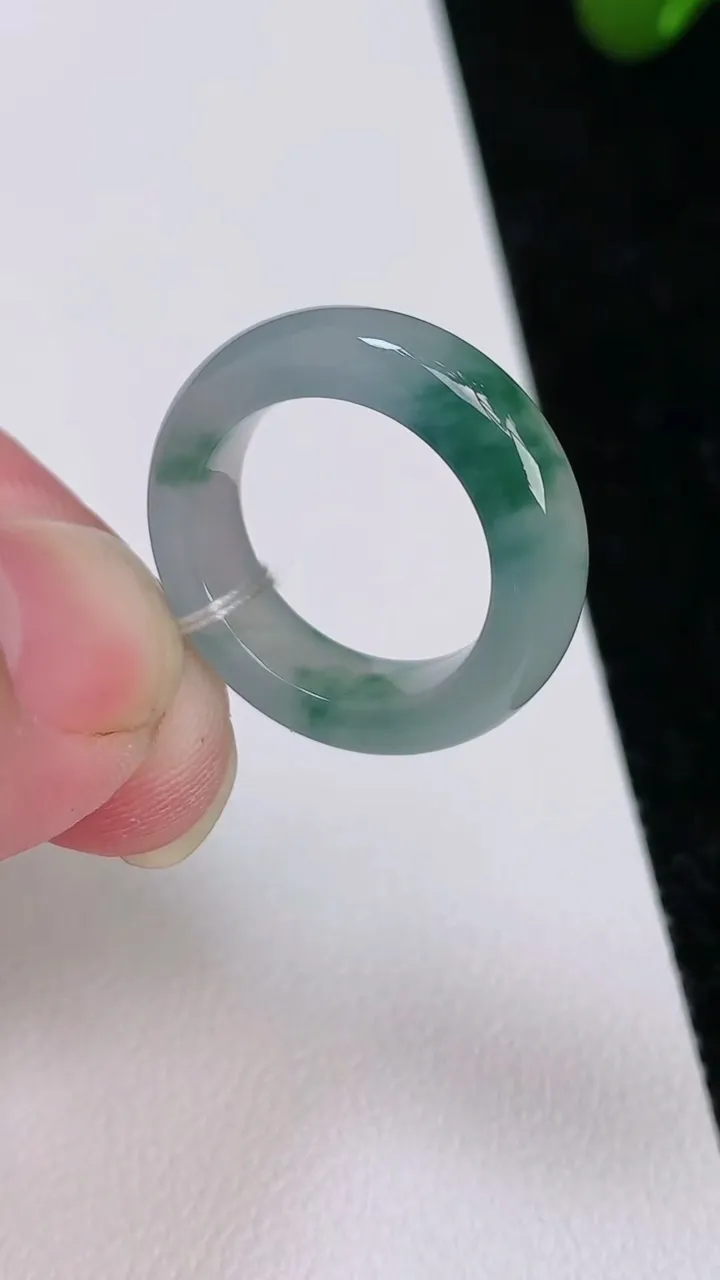 天然A货翡翠戒指指环，尺寸16-5.5-3.6，重量:4.20g2025年7月2日
工厂直销收藏佳品,种好水足，色泽均匀，有种有色，上手高大气！