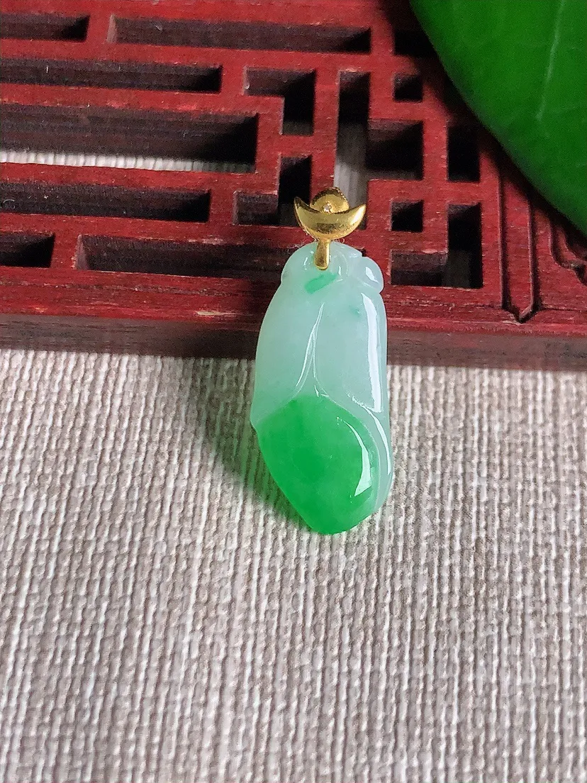 天然A货翡翠18K金扣头飘绿兰花吊坠尺寸25×20.5×10×3.3m量1.53g 0701