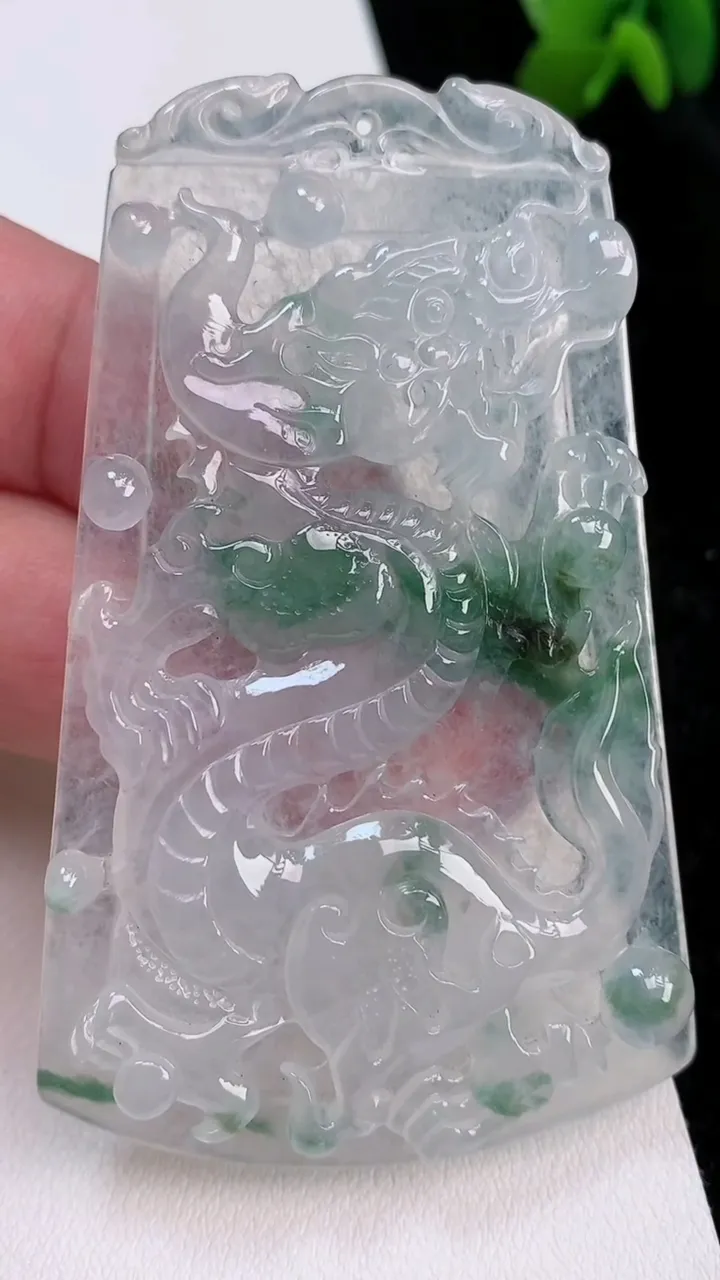 天然A货翡翠龙牌吊坠，尺寸71.7-44.8-5.7，重量:34.16g
7月2日