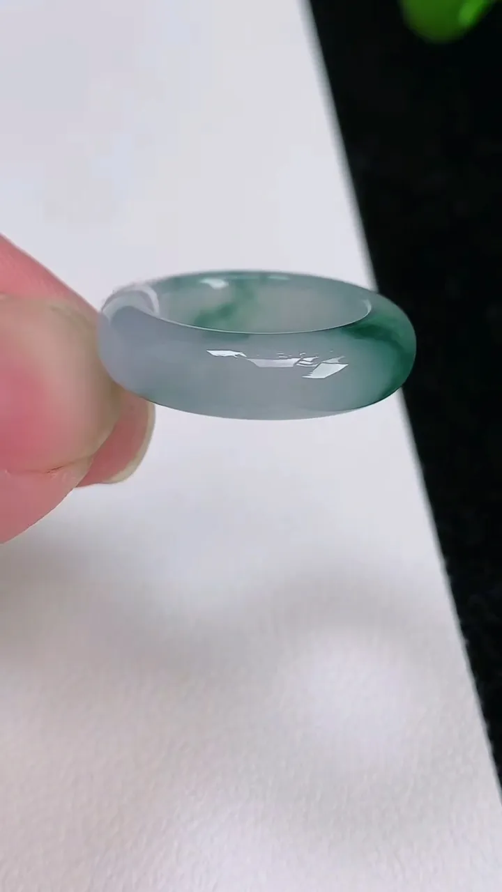 天然A货翡翠戒指指环，尺寸16-5.5-3.6，重量:4.20g2025年7月2日
工厂直销收藏佳品,种好水足，色泽均匀，有种有色，上手高大气！