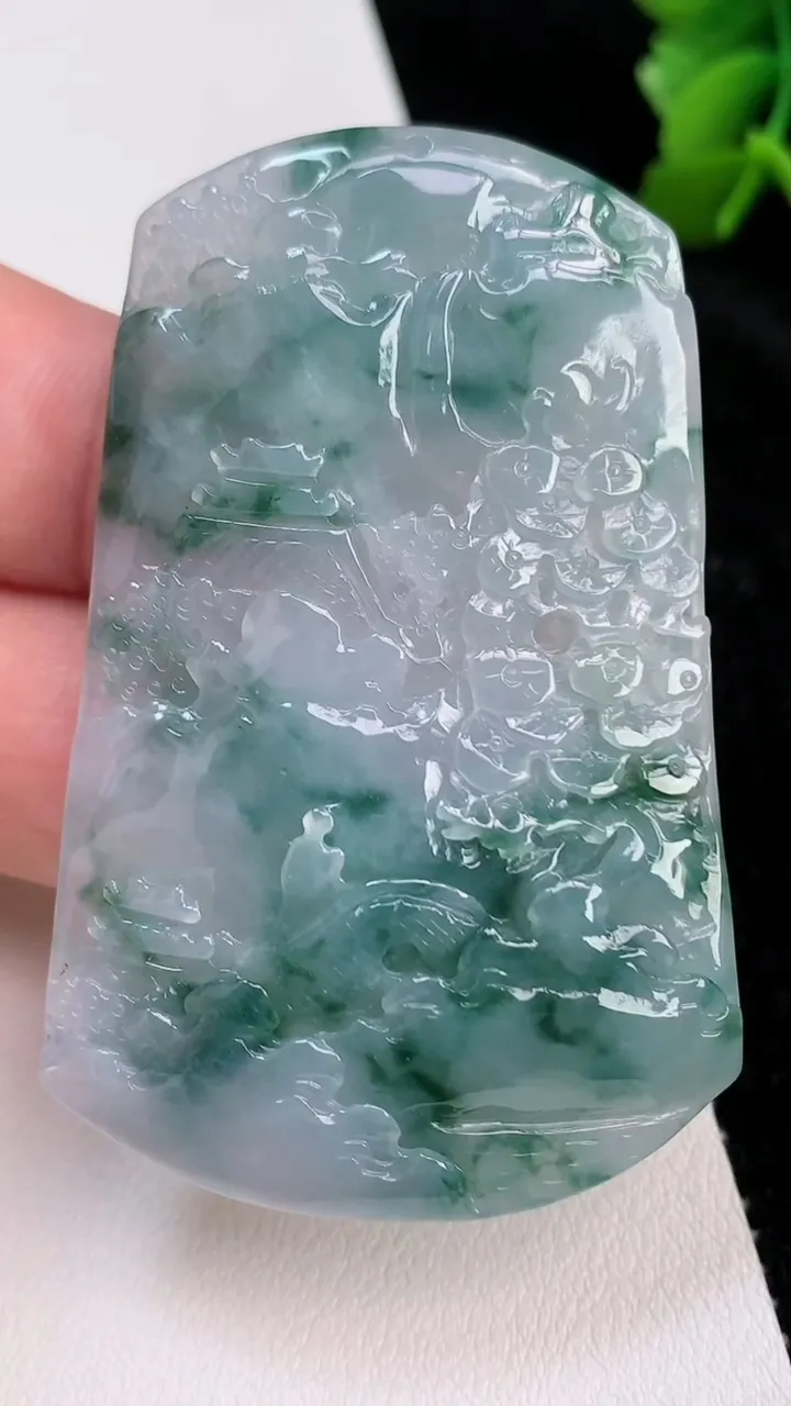天然A货翡翠牌吊坠，尺寸59-38.5-5.6，重量:29.26g
7月2日