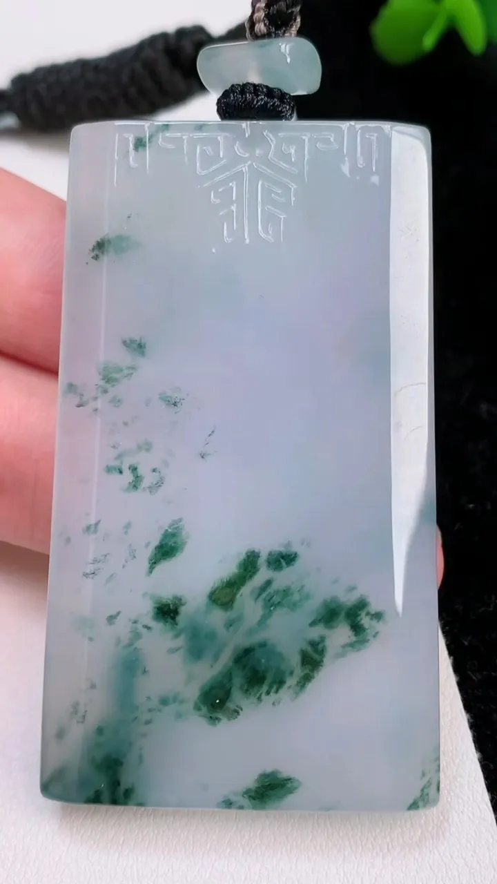 天然A货翡翠种飘花仿古无事牌吊坠，尺寸63.8-37.8-5.4，重量:48.00g
7月2日