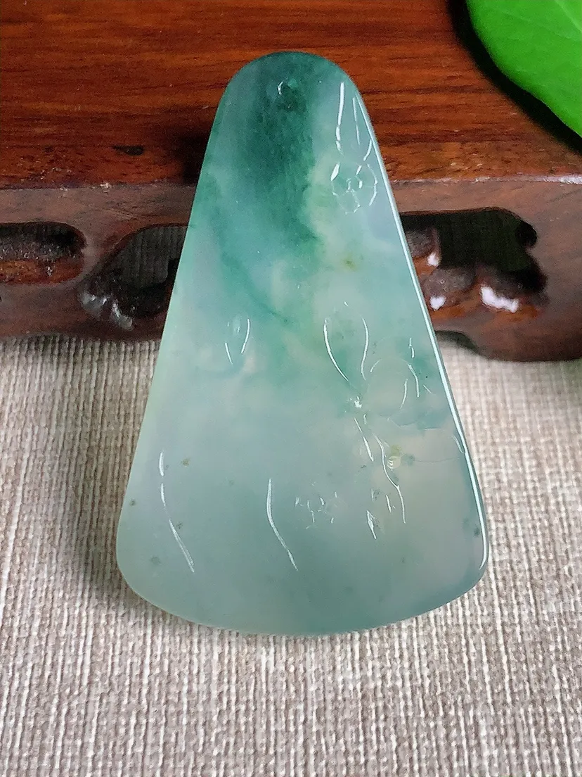 天然A货翡翠飘花大日如来吊坠尺寸52.8×32.8×5.8m量18.85g 0701