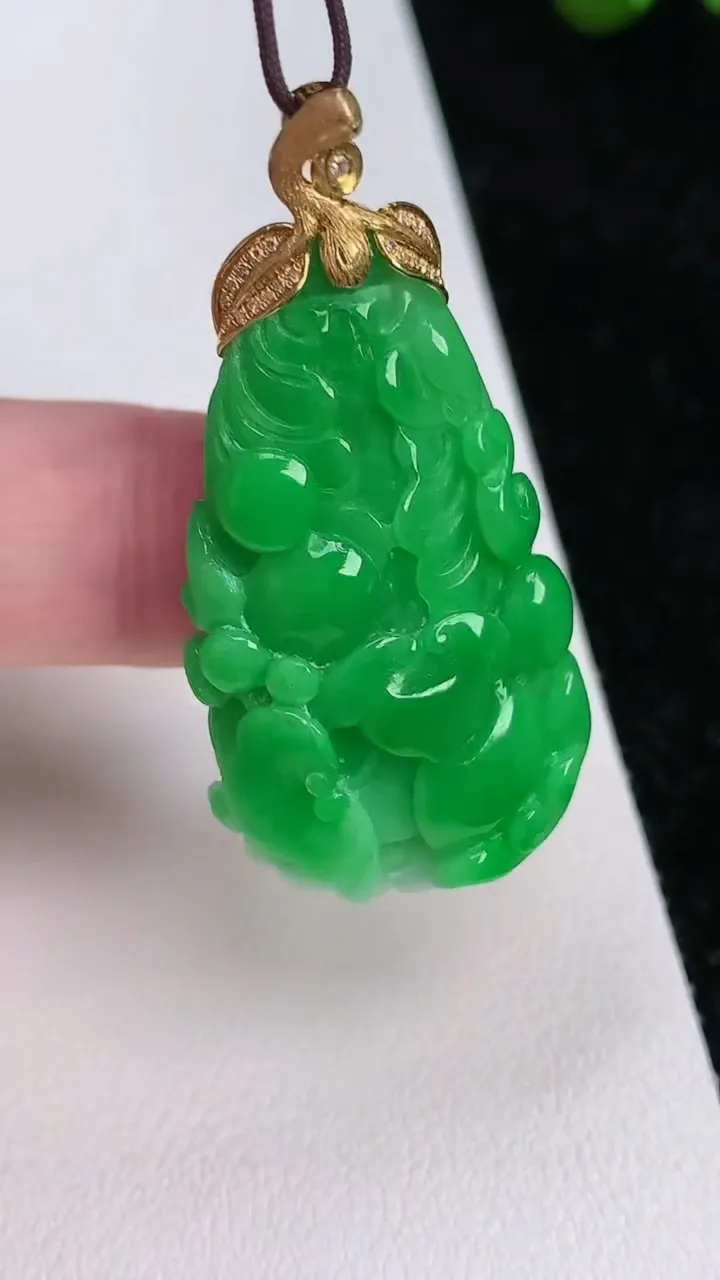 天然A货翡翠白菜吊坠，尺寸37.8-22.7-10.7，重量:14.55g
7月2日