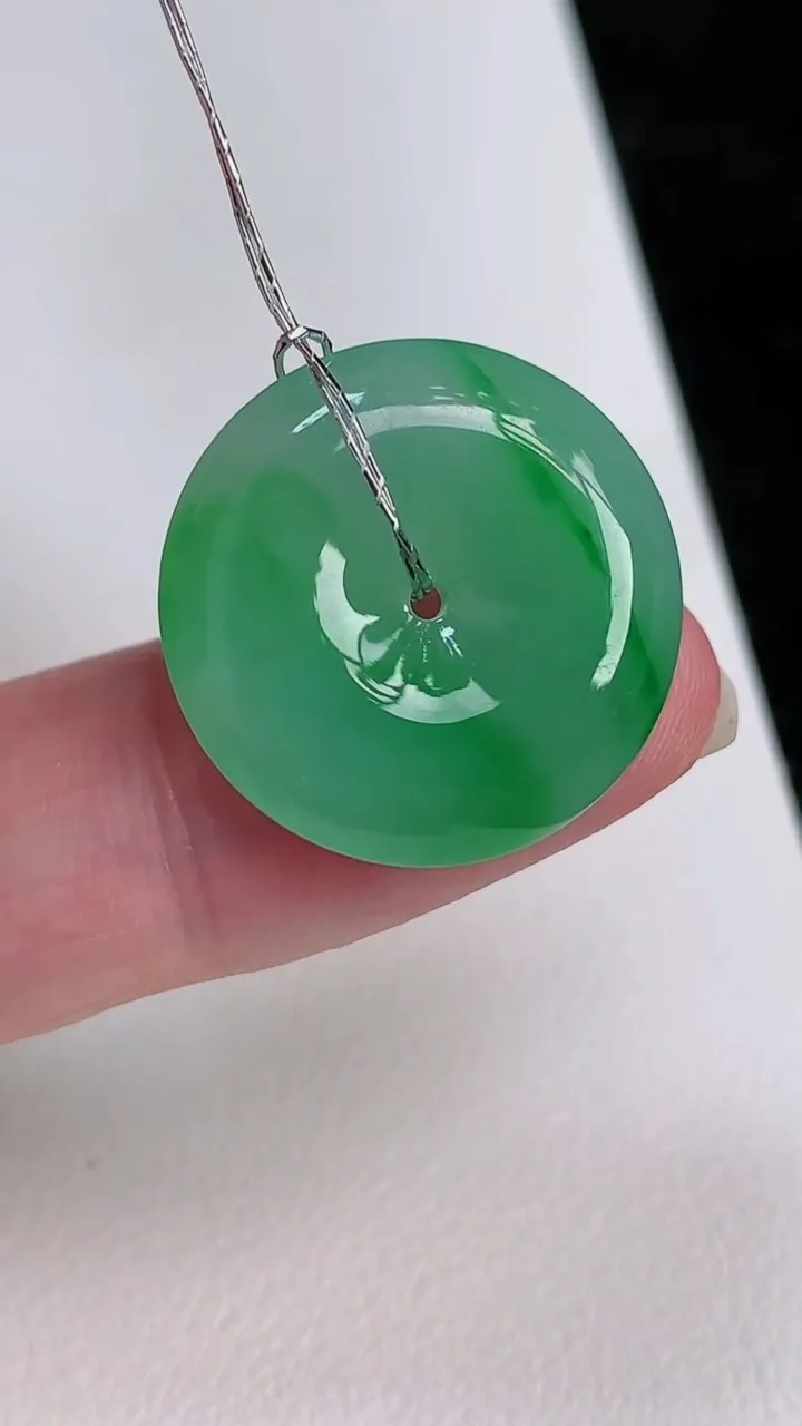 天然A货翡翠平安扣吊坠，尺寸20.5-5，重量:4.46g
7月2日