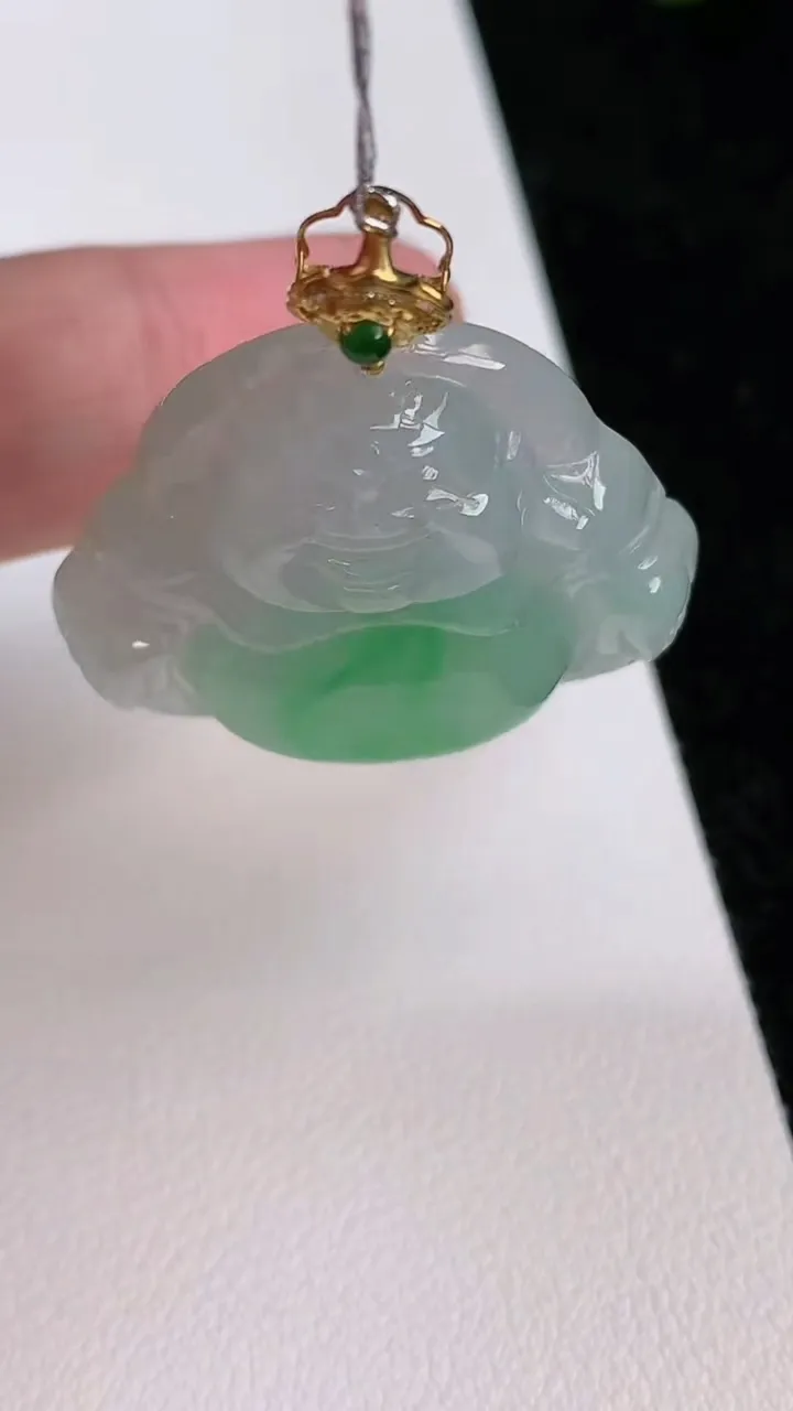 天然A货翡翠佛公吊坠，尺寸27.7-31.7-7，重量:10.46g
7月2日