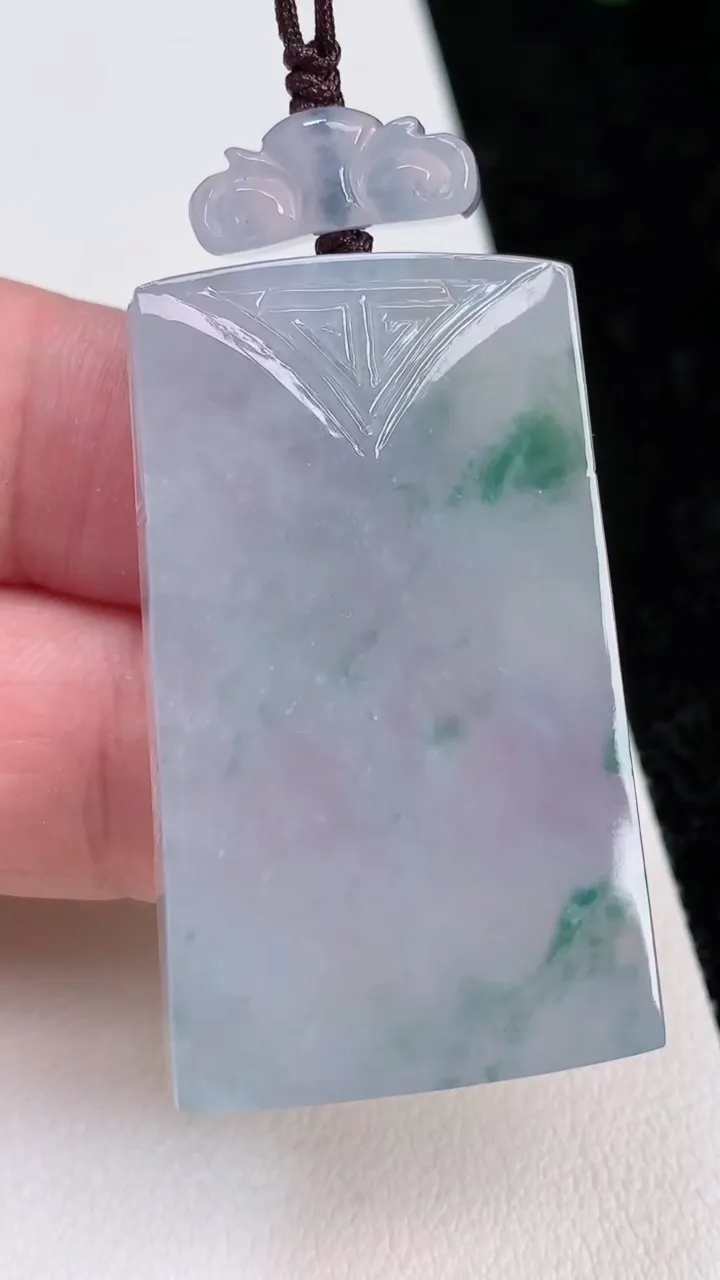 天然A货翡翠种飘花仿古无事牌吊坠，尺寸41.2-24.8-6.3，重量:23.13g
7月2日