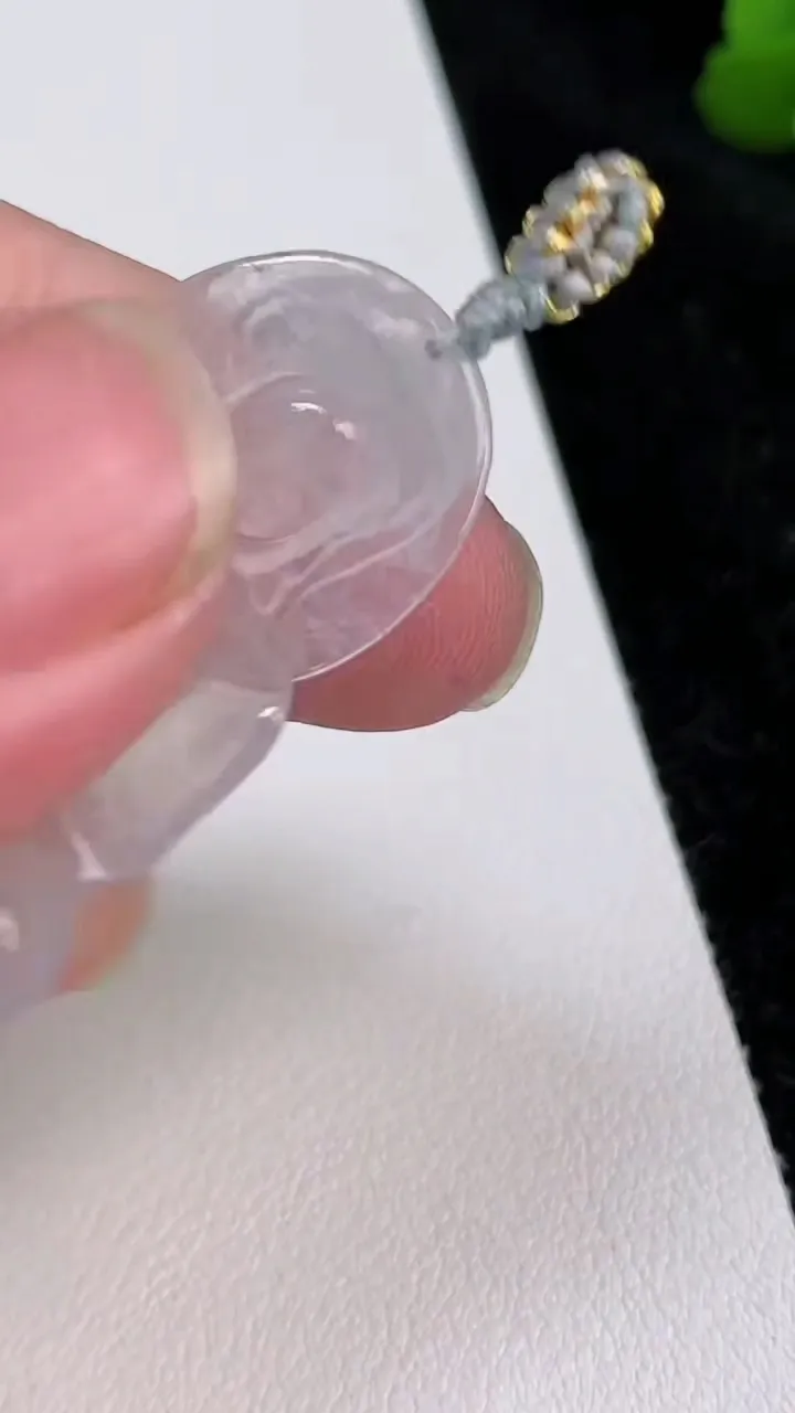 天然A货翡翠冰种观音菩萨吊坠，尺寸40-25-3.4，重量:6.14g
7月2日