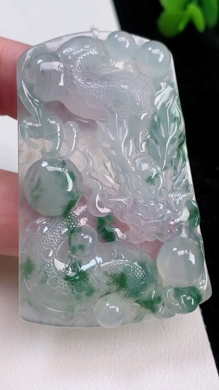 天然A货翡翠种飘花龙牌吊坠，尺寸61-41-5.5，重量:29.41g
7月2日