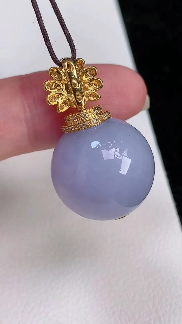 天然A货翡翠18k金紫罗兰圆珠吊坠，尺寸18，重量:12.13g7月2日
工厂直销收藏佳品,种好水足，色泽均匀，有种有色，上手高大气！