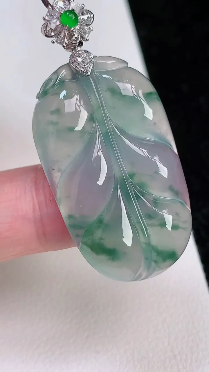 天然A货翡翠种飘花金枝玉叶 叶子吊坠，尺寸35.4-21.4-5.4，重量:9.32g
7月2日