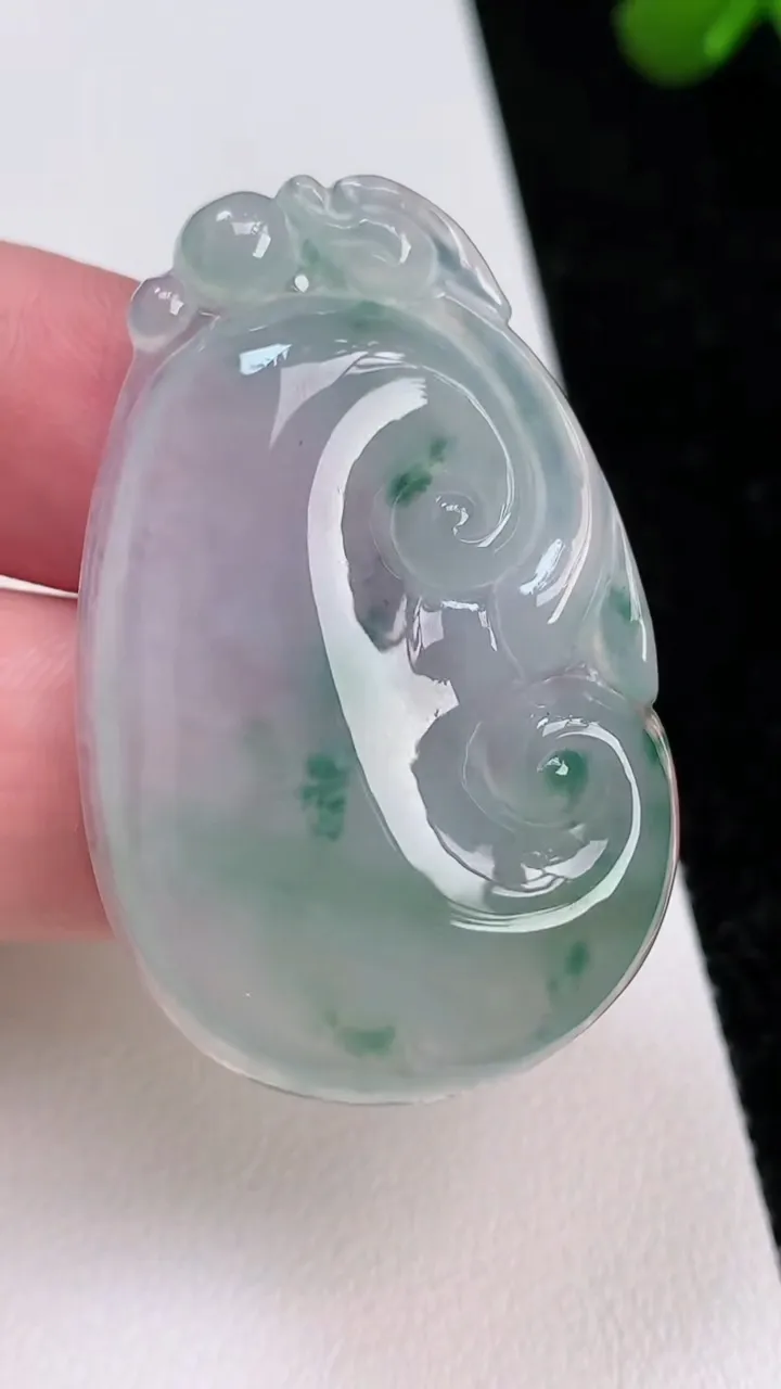 天然A货翡翠冰种飘花如意吊坠，尺寸44-28-5.8，重量:12.74g
7月2日