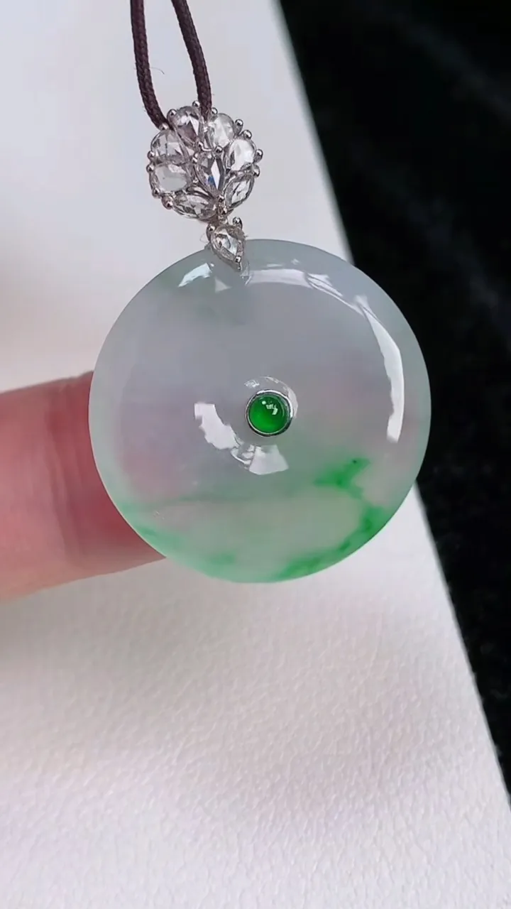 天然A货翡翠平安扣吊坠，尺寸23-4，重量:5.36g
7月3日