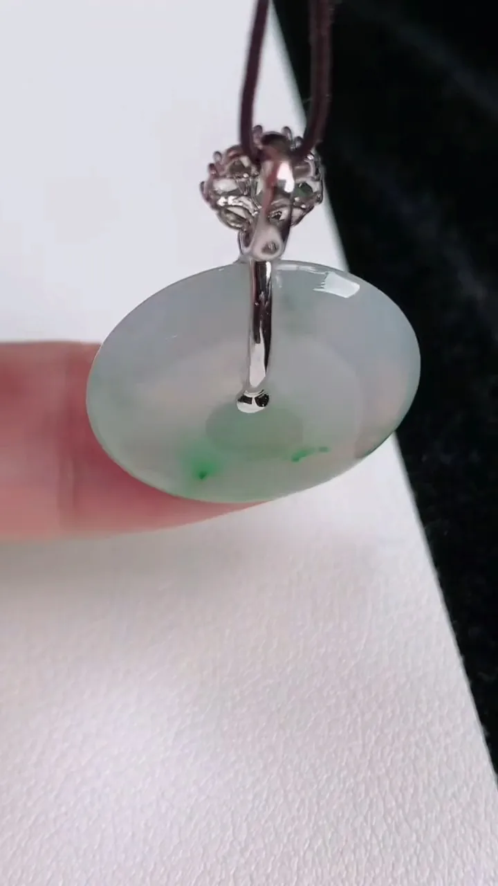天然A货翡翠平安扣吊坠，尺寸23-4，重量:5.36g
7月3日