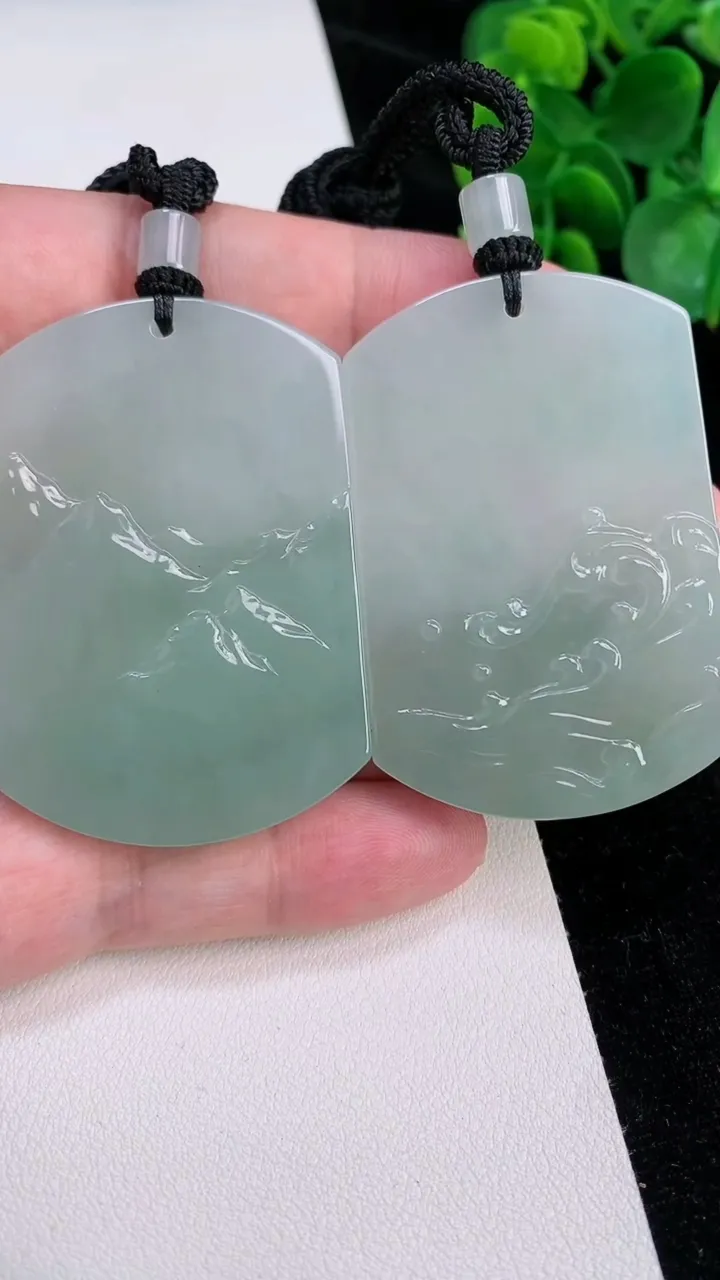 天然A货翡翠山盟海誓对牌吊坠，尺寸51.2-35-5.7，重量:66.00g
7月3日