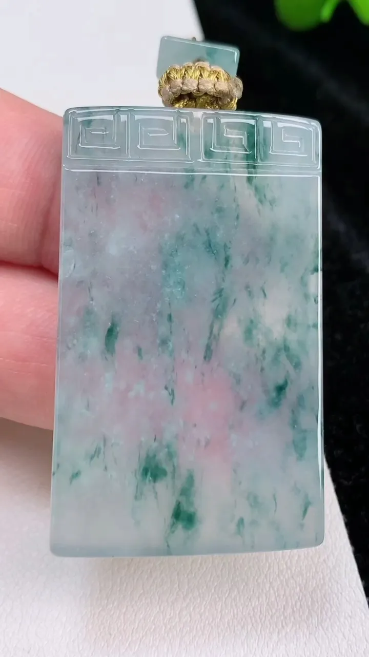 天然A货翡翠种飘花仿古无事牌吊坠，尺寸45.8-29-4.5，重量:22.10g
7月3日