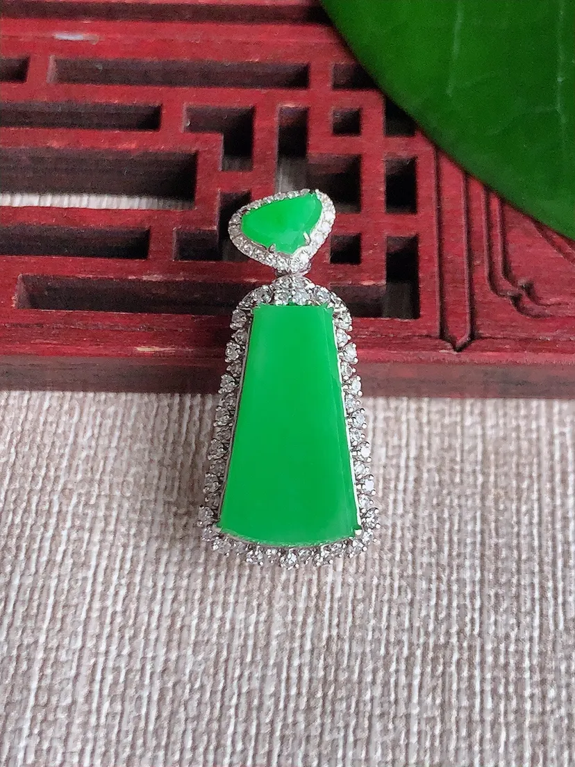 天然A货翡翠18K金伴阳绿无事牌吊坠尺寸26.8×12.5×8裸石16.2×8.8m量3.80g 0