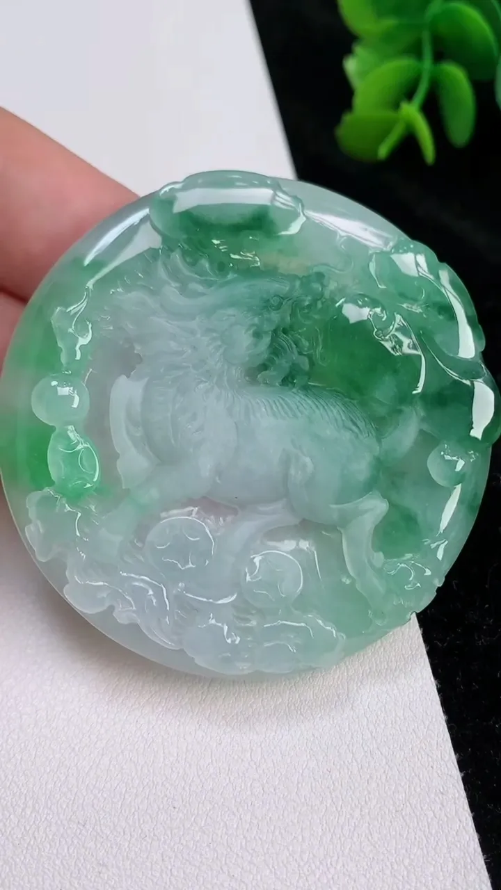 天然A货翡翠麒麟吊坠，尺寸55.3-5.8，重量:34.54g
7月3日
