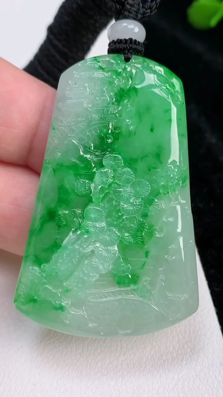 天然A货翡翠山水牌吊坠，尺寸52-35-5.4，重量:25.68g
7月3日