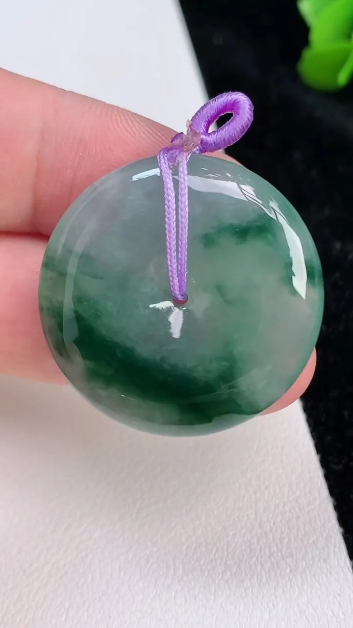 天然A货翡翠飘花平安扣吊坠，尺寸30-5.4，重量:10.95g
7月3日