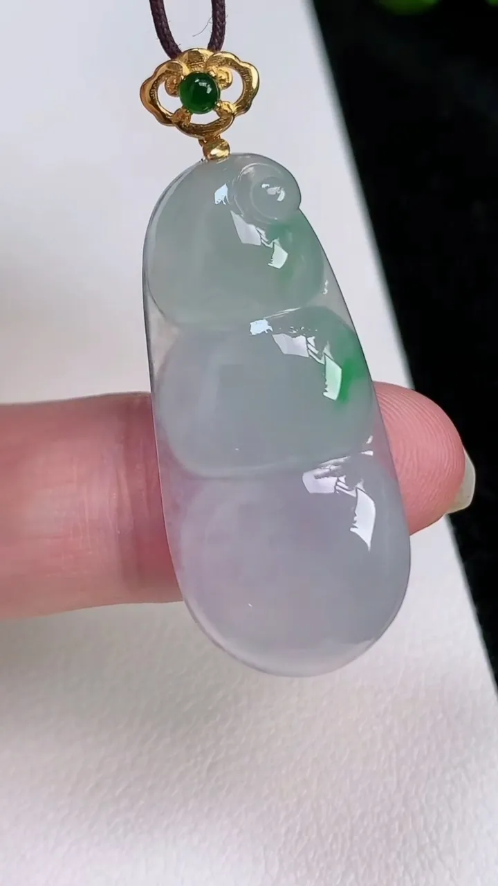 天然A货翡翠福豆吊坠，尺寸34-13.7-5.2，重量:5.84g
7月3日
