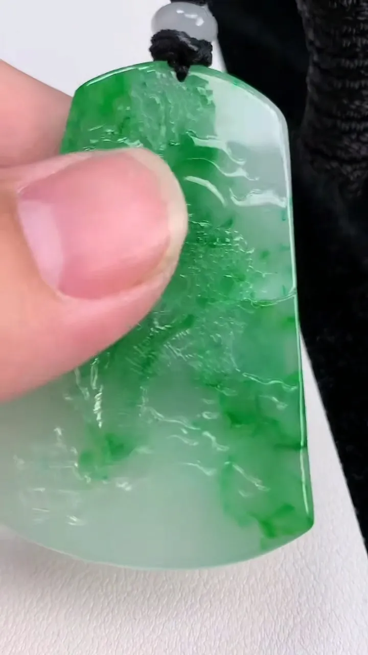 天然A货翡翠山水牌吊坠，尺寸52-35-5.4，重量:25.68g
7月3日
