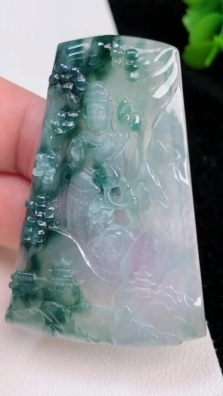 天然A货翡翠冰种飘花山水大势至观音菩萨吊坠，尺寸58.4-39.8-4.5，重量:22.27g
7月