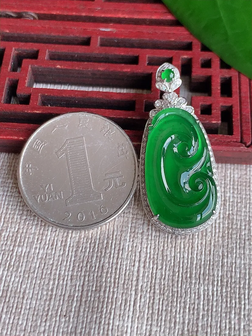 天然A货翡翠18K金伴满绿如意吊坠尺寸35.6×15.7×7裸石24×13.4m量4.20g 0702