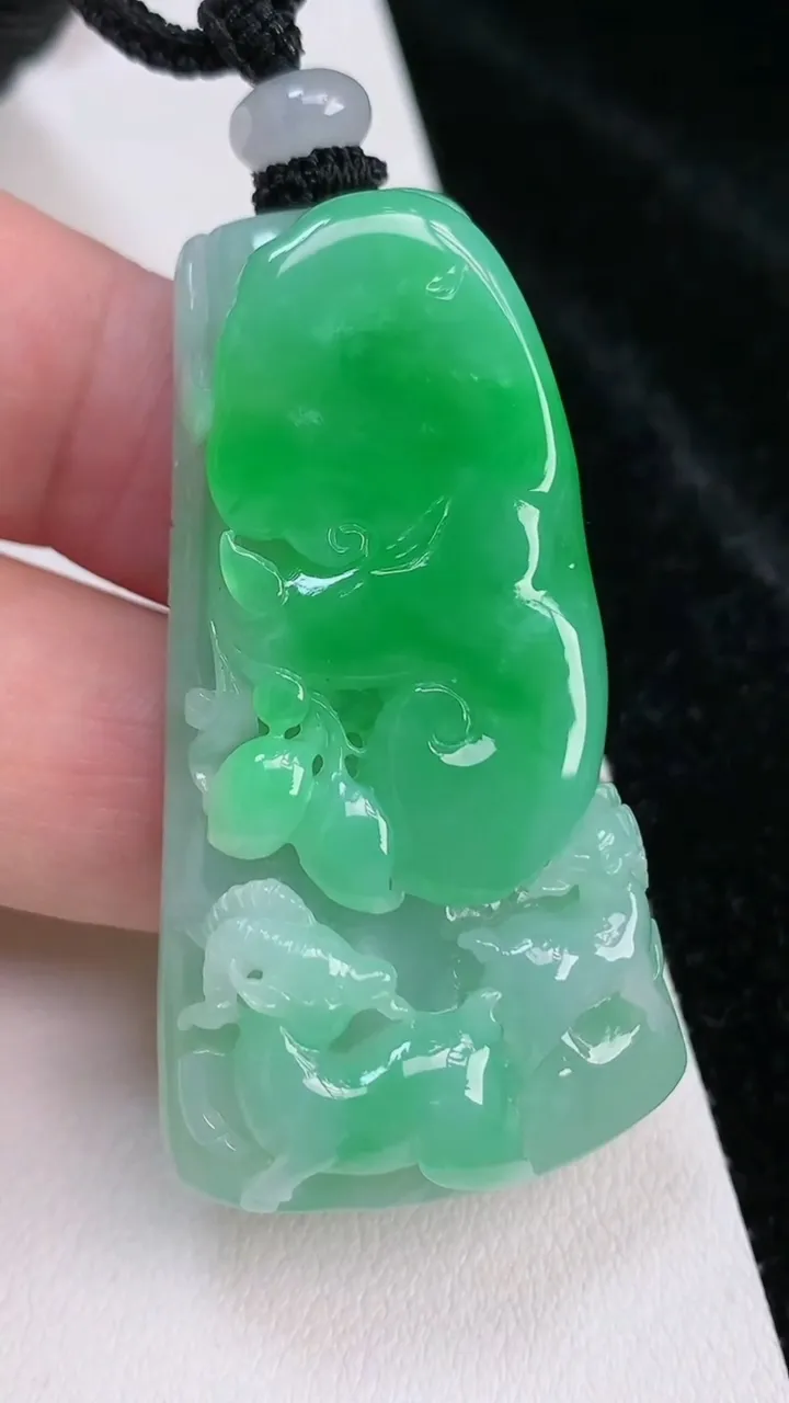 天然A货翡翠生肖羊吊坠，尺寸51.3-28.3-12.3，重量:35.66g
7月3日