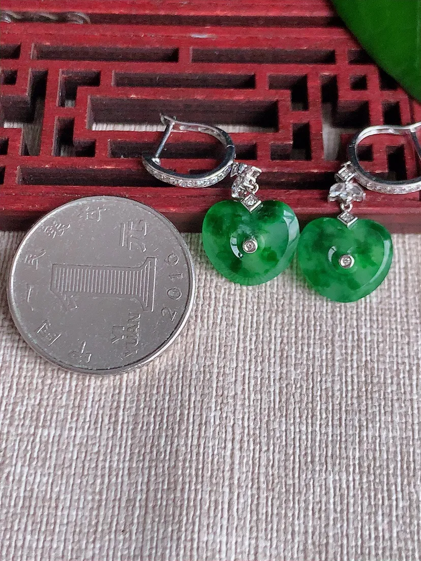 天然A货翡翠18K金伴钻镶嵌飘绿爱心耳坠 尺寸11.6×12.7×3mm 重量3.72g 0701