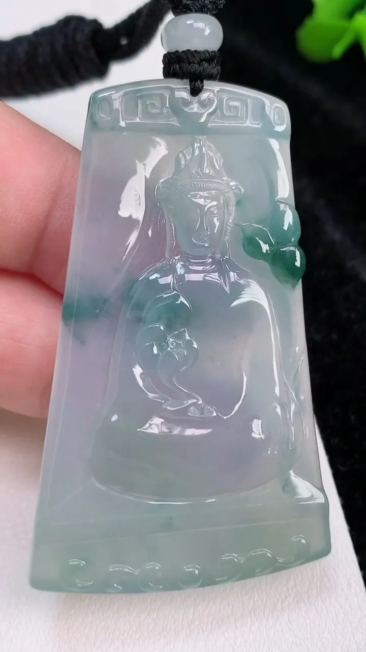 天然A货翡翠种飘花大势至观音菩萨吊坠，尺寸58.5-37.4-5，重量:31.41g
7月3日