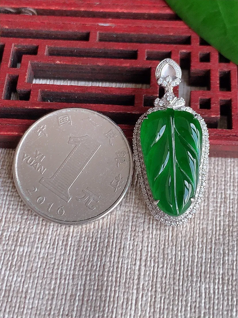 天然A货翡翠18K金伴满绿叶子金枝玉叶吊坠尺寸35×15.4×8裸石21.3×12m量4.76g 0702