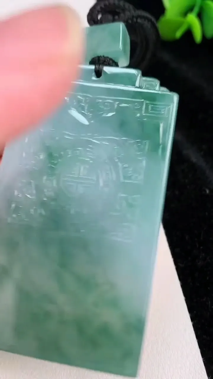 天然A货翡翠飘花仿古无事牌吊坠，尺寸59.5-34.2-6.3，重量:48.73g
7月3日
