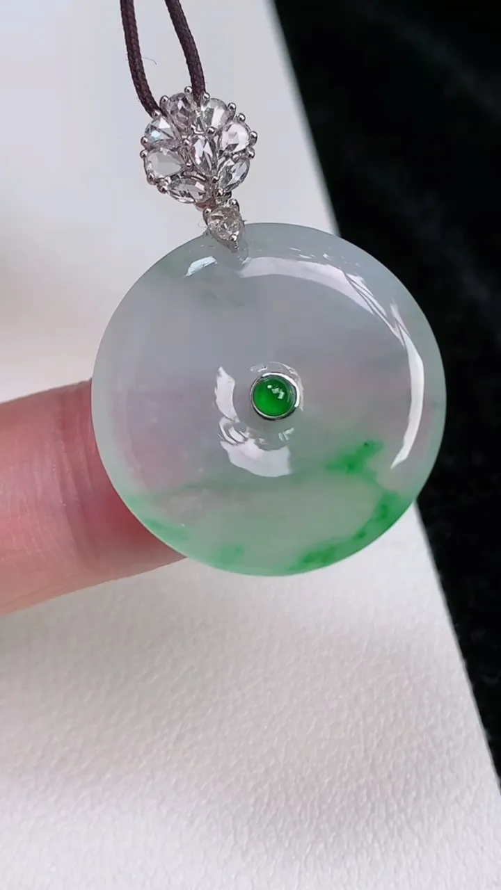 天然A货翡翠平安扣吊坠，尺寸23-4，重量:5.36g
7月3日