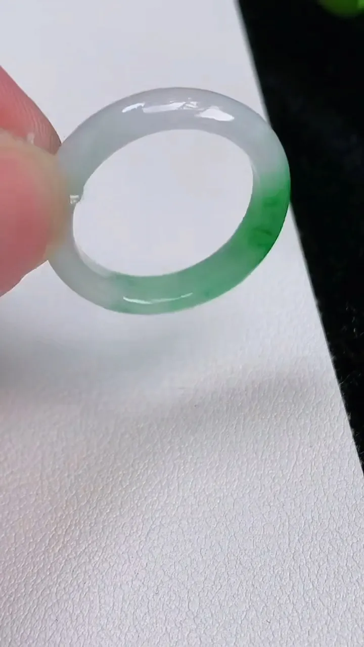 天然A货翡翠戒指指环，尺寸20.2-4.7-3，重量:3.61g2025年7月3日
工厂直销收藏佳品,种好水足，色泽均匀，有种有色，上手高大气！