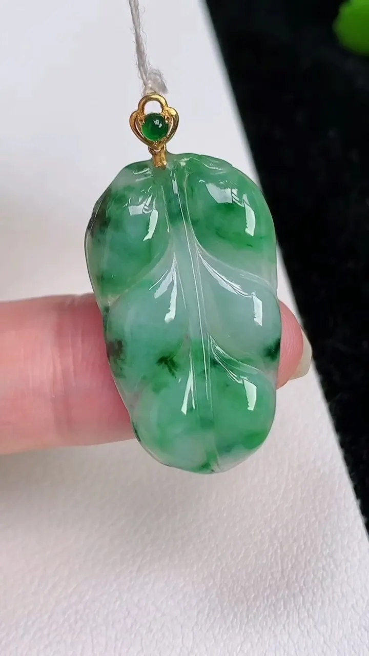 天然A货翡翠金枝玉叶 叶子吊坠，尺寸29.3-17.7-3，重量:3.45g
7月3日