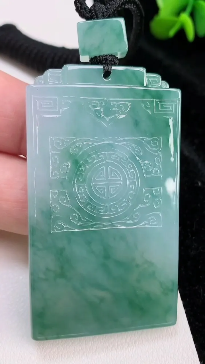 天然A货翡翠飘花仿古无事牌吊坠，尺寸59.5-34.2-6.3，重量:48.73g
7月3日
