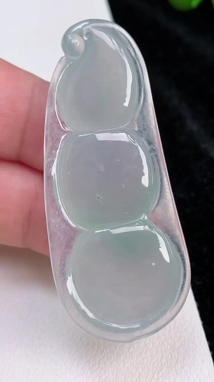 天然A货翡翠福豆吊坠，尺寸55-24.3-10，重量:21.10g
7月3日