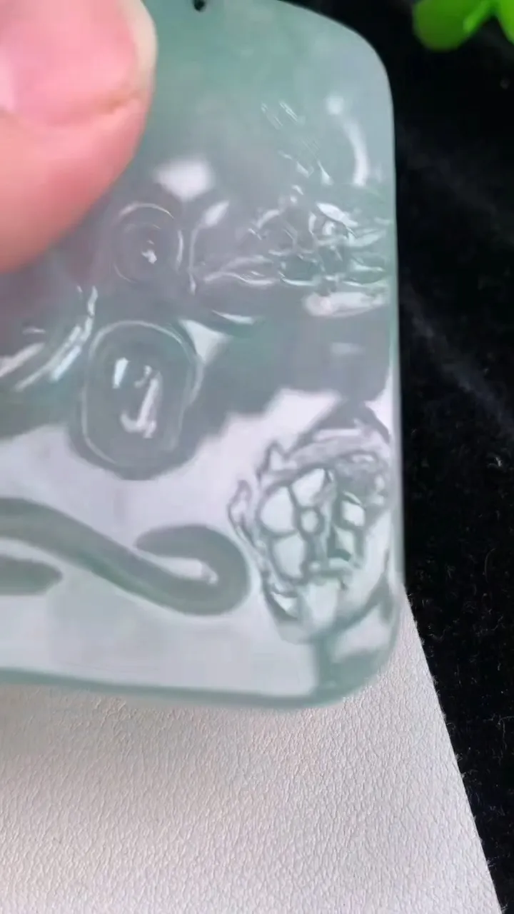 天然A货翡翠大势至观音菩萨吊坠，尺寸65-45.8-5，重量:46.32g
7月3日