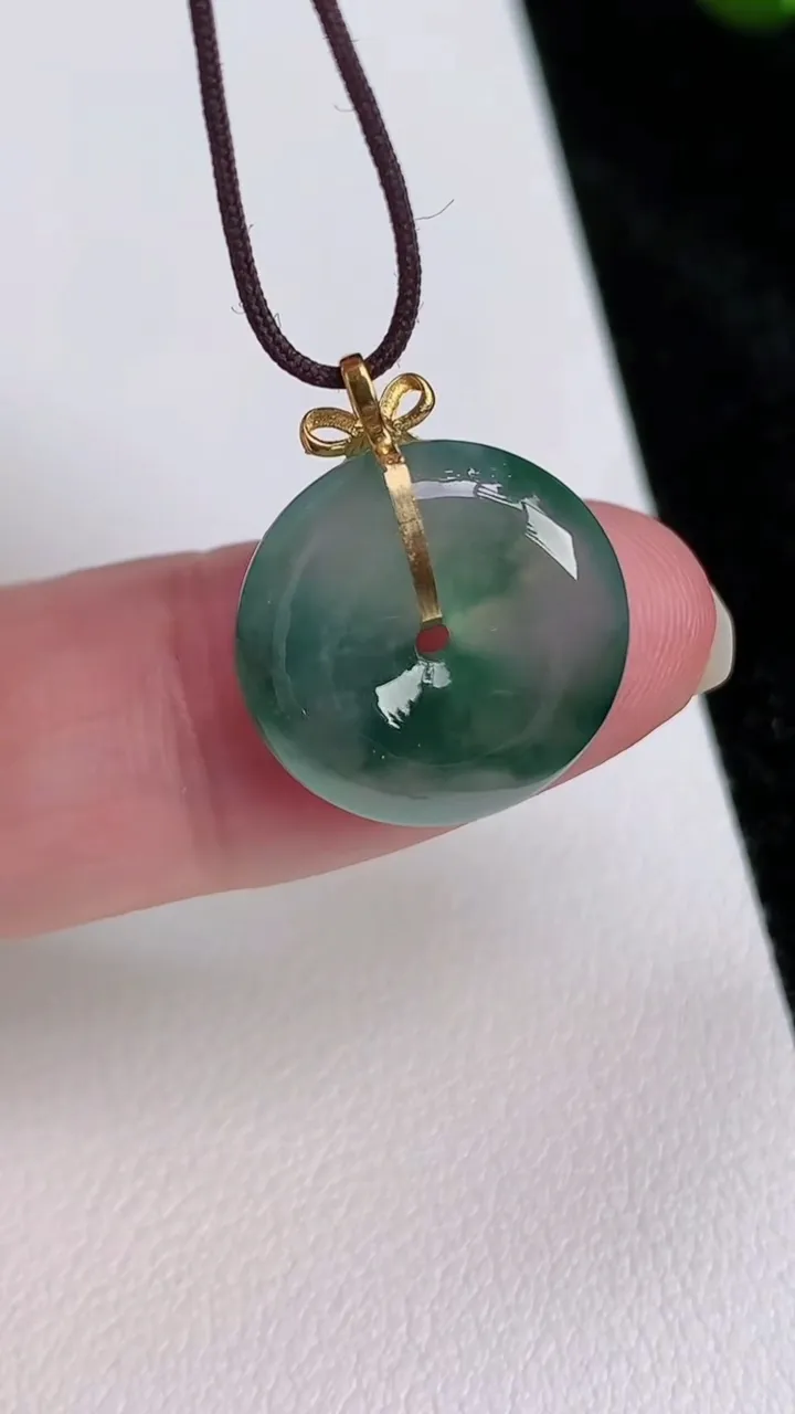 天然A货翡翠18k金飘花平安扣吊坠，尺寸22-3.2，重量:3.55g
7月3日