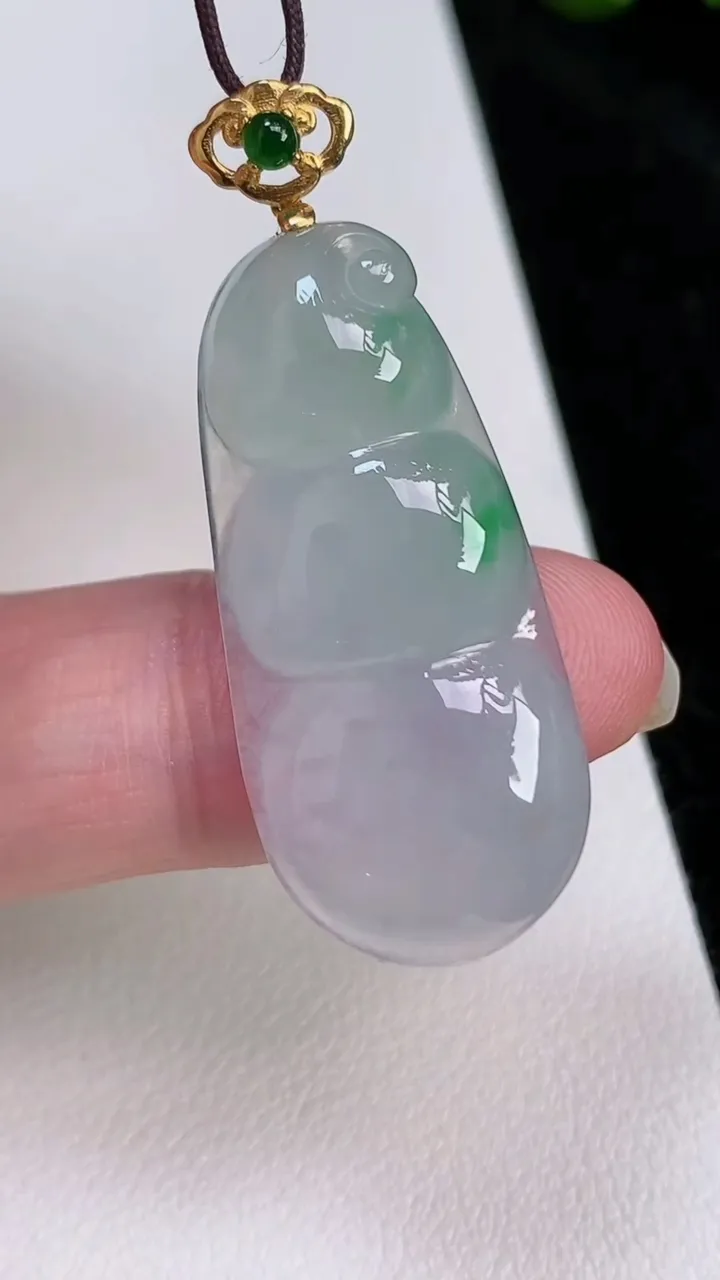 天然A货翡翠福豆吊坠，尺寸34-13.7-5.2，重量:5.84g
7月3日