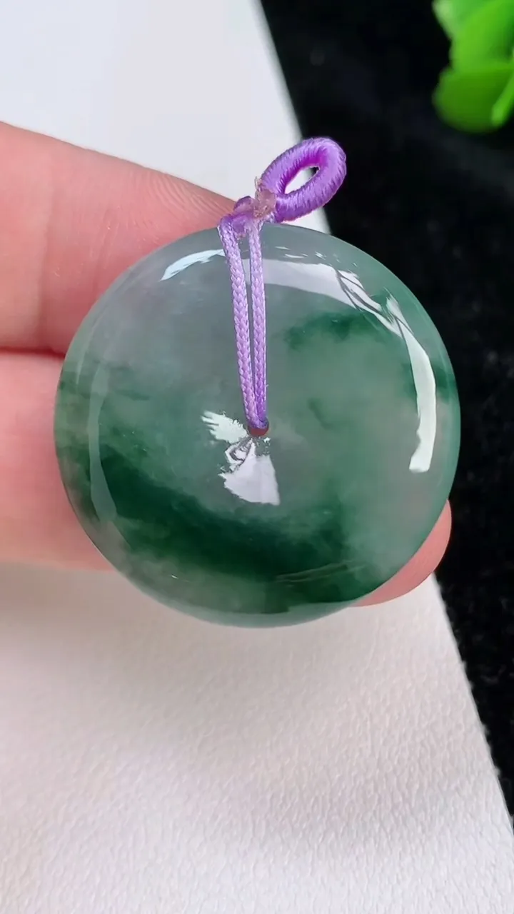 天然A货翡翠飘花平安扣吊坠，尺寸30-5.4，重量:10.95g
7月3日