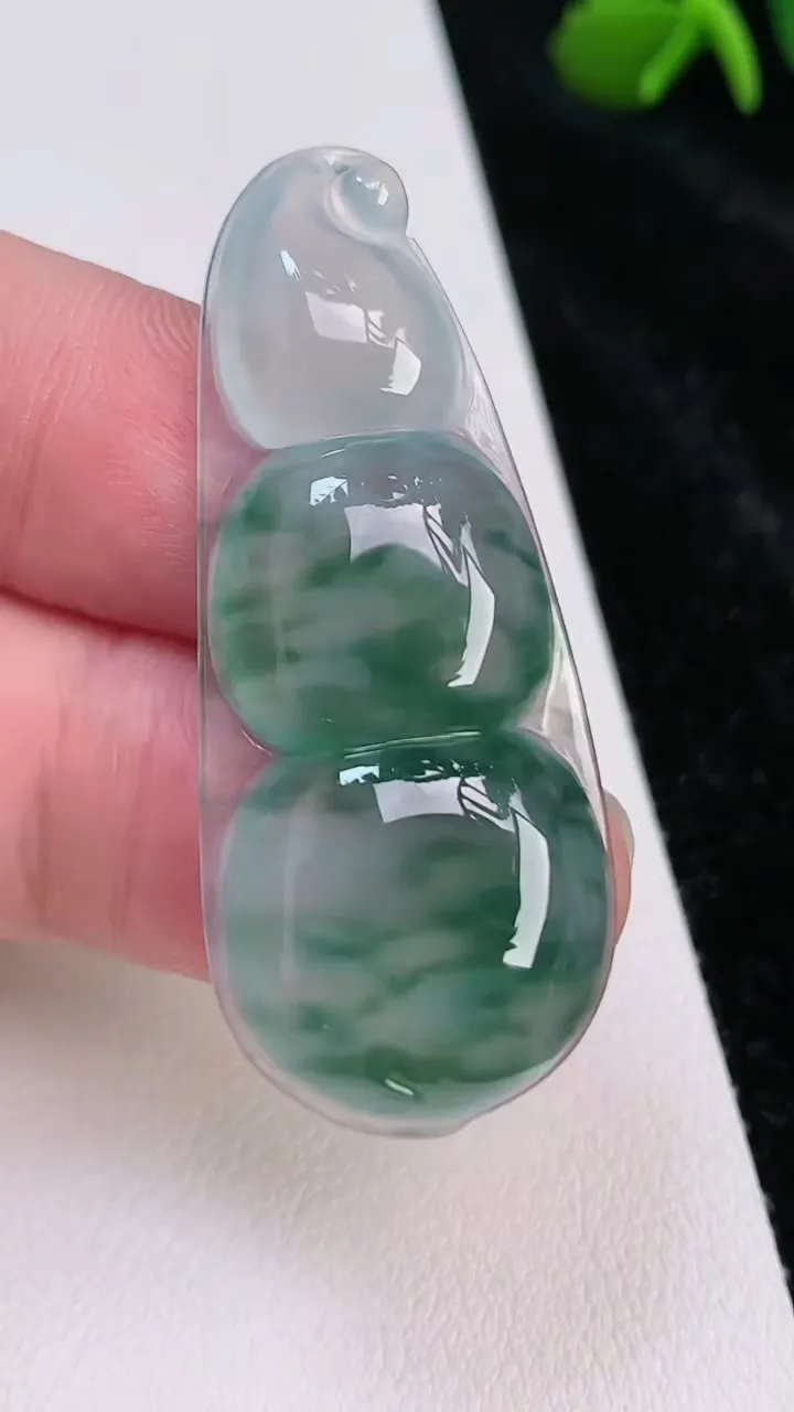 天然A货翡翠种飘花福豆吊坠，尺寸45.2-18.8-5.4，重量:8.18g
7月3日