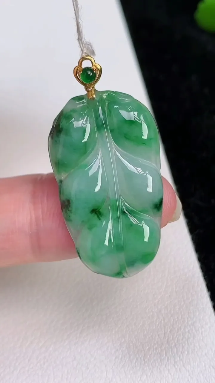 天然A货翡翠金枝玉叶 叶子吊坠，尺寸29.3-17.7-3，重量:3.45g
7月3日