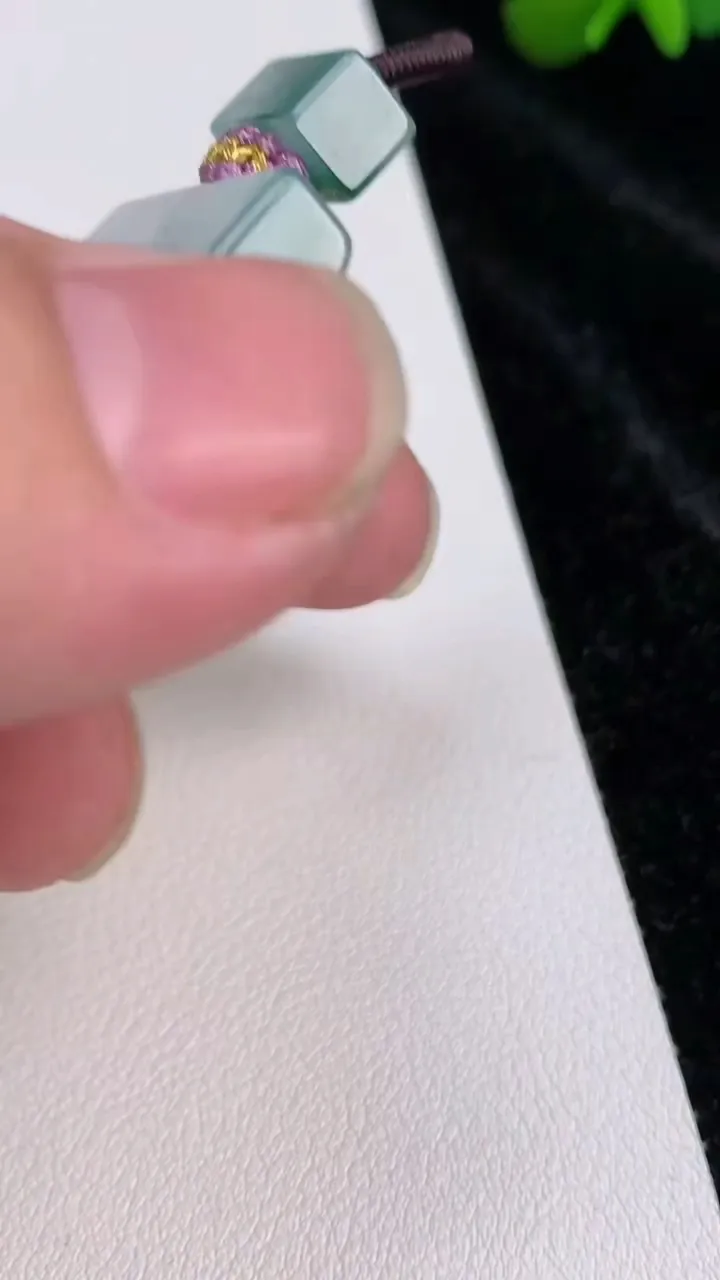 天然A货翡翠种飘花仿古无事牌吊坠，尺寸47.8-30.2-5.5，重量:26.64g
7月3日