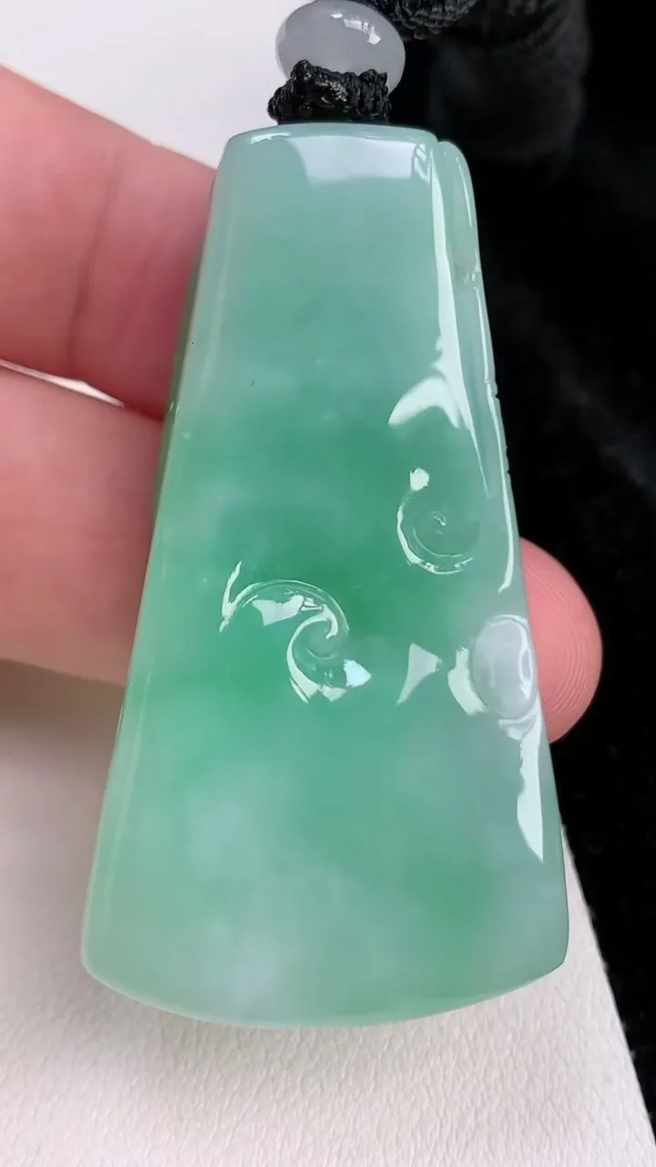 天然A货翡翠生肖羊吊坠，尺寸51.3-28.3-12.3，重量:35.66g
7月3日