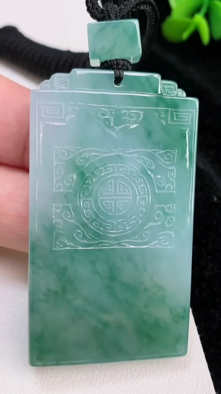 天然A货翡翠飘花仿古无事牌吊坠，尺寸59.5-34.2-6.3，重量:48.73g
7月3日