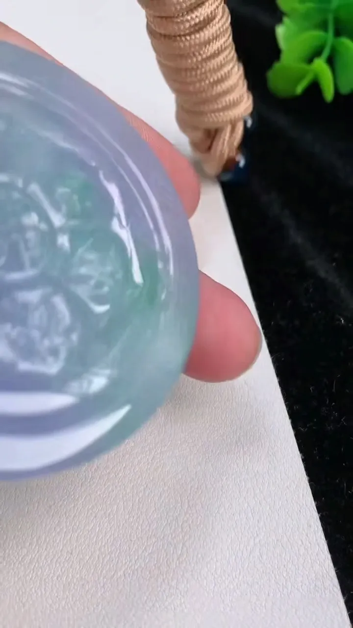 天然A货翡翠春带彩紫罗兰千手观音吊坠，尺寸53.5-11.2，重量:66.32g
7月3日