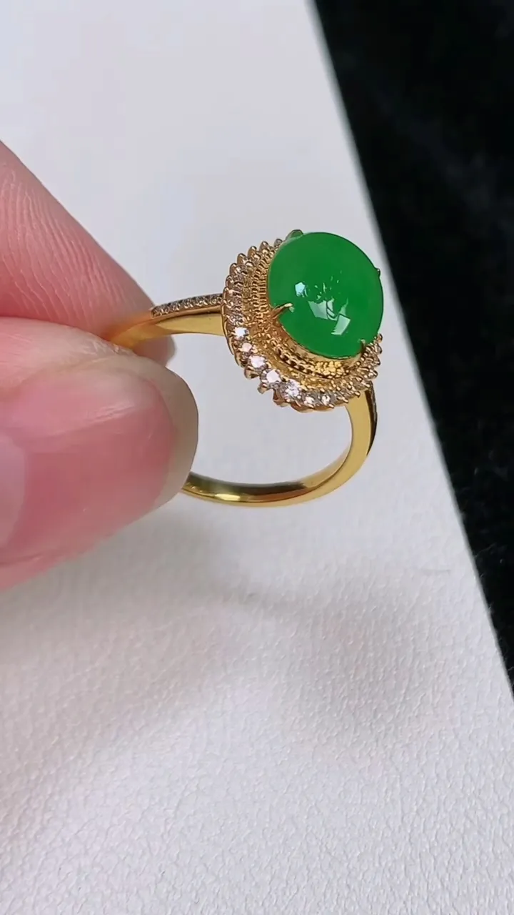 天然A货翡翠马鞍戒指，尺寸17-11.6-7.3，重量:3.10g2025年7月3日
工厂直销收藏佳品,种好水足，色泽均匀，有种有色，上手高大气！