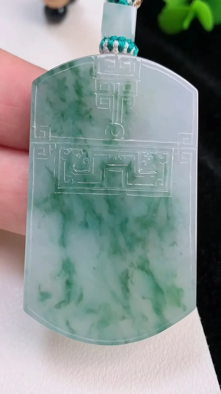 天然A货翡翠仿古无事牌吊坠，尺寸53.5-32.7-5.5，重量:37.20g
7月3日